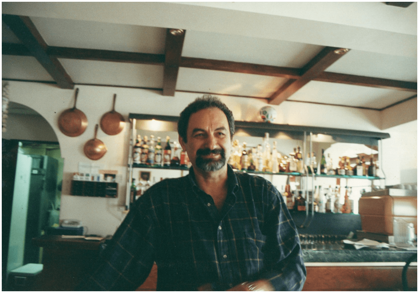 Retrato junto a la barra del restaurante