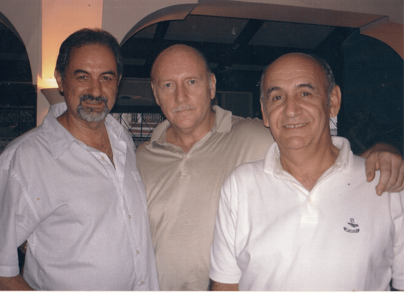 Tres amigos posando en el restaurante