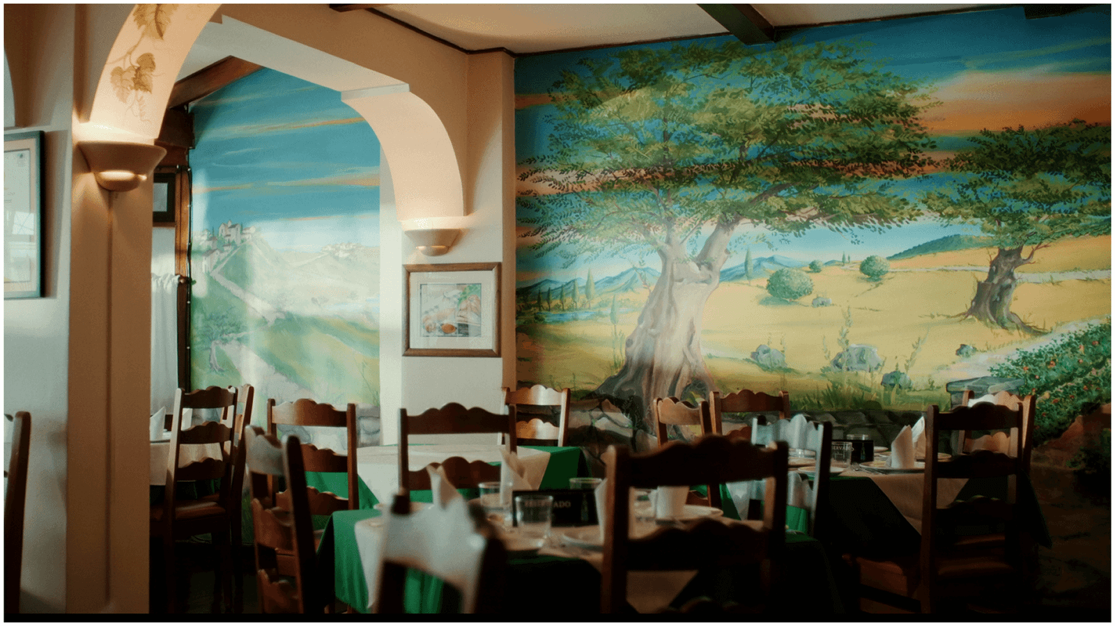 El salón con el mural del olivo al fondo